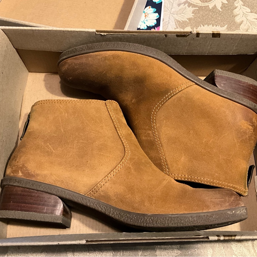 Dansko Tan Leather Ankle Boots. Women’s size 8 (38). Zips in the back. Very nice